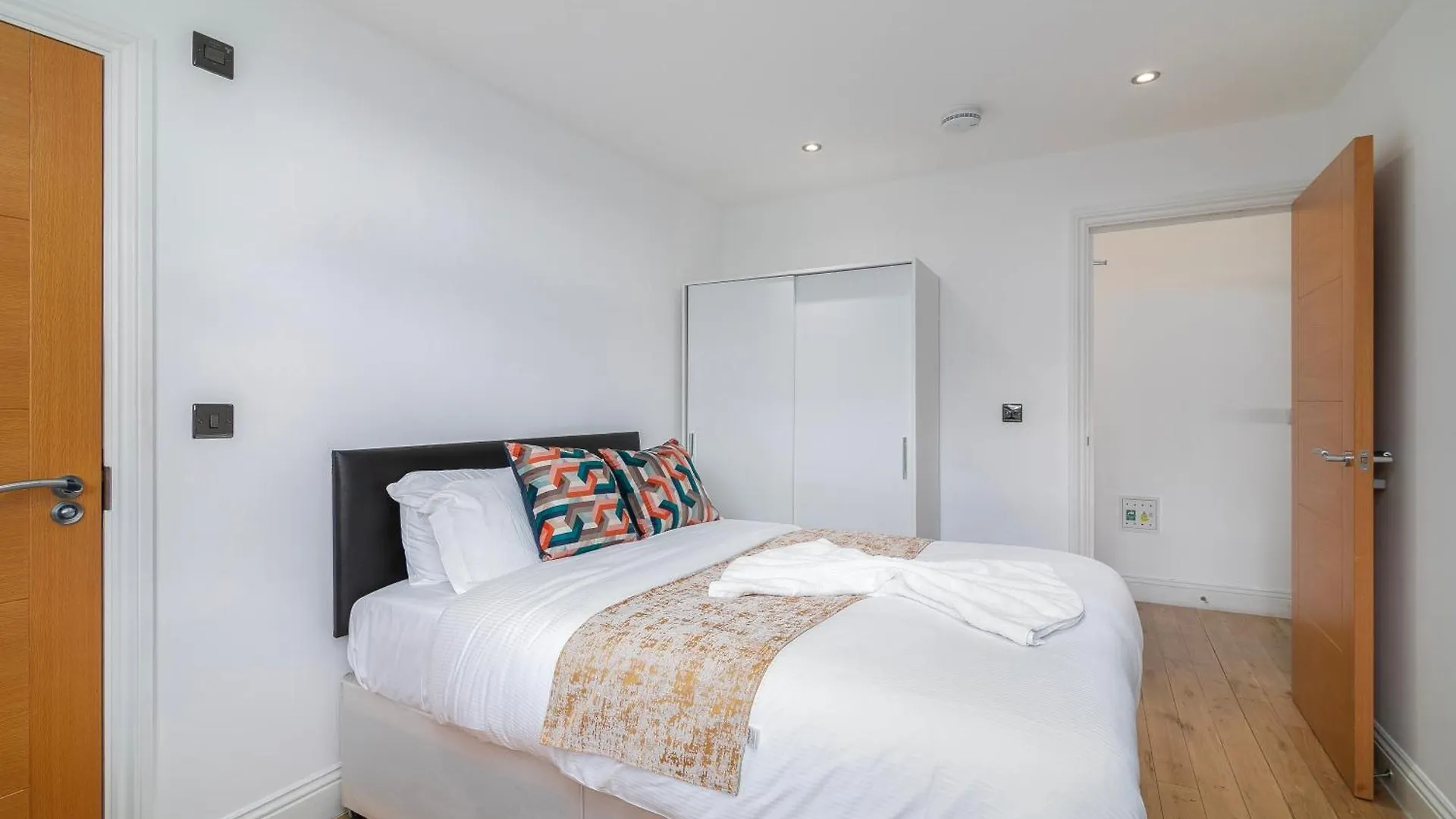 London Hoxton Shoreditch 2 Bed 2 Bath Roof Terrace 0*,  United Kingdom